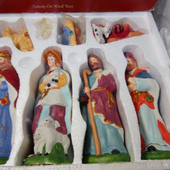 11pc nativity set Porcelain figurines on wood base by International Bazaar EUC - Picture 8 of 14